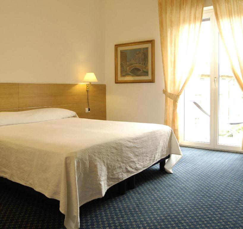 Albergo Al Caminetto Torbole Sul Garda Oda fotoğraf